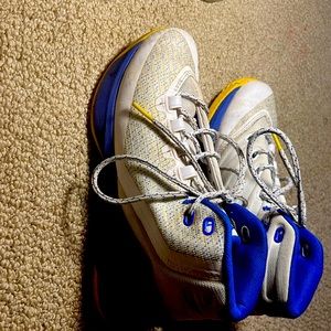 Curry 3s. Blue and white